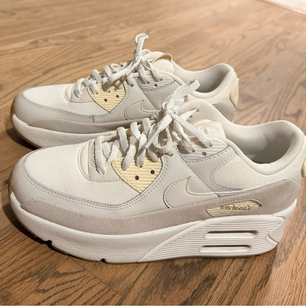 Nike Women's Air Max 90 lv8